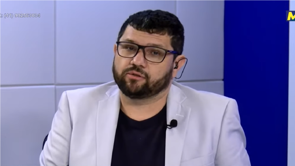 Oswaldo Eustáquio monta podcast ao lado do Palácio Real de Madrid