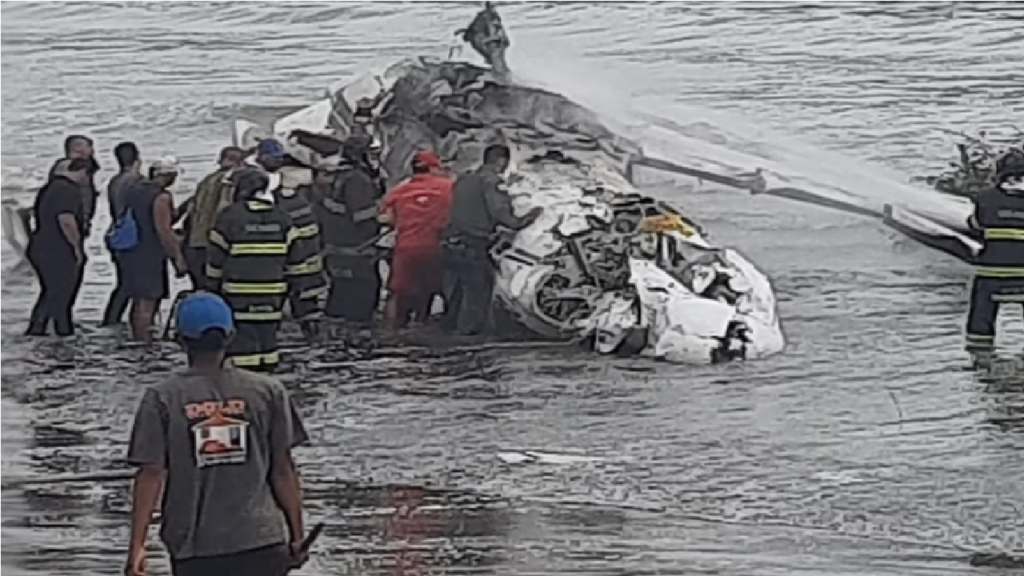 Avião de pequeno porte cai em praia de Ubatuba, no litoral de São Paulo