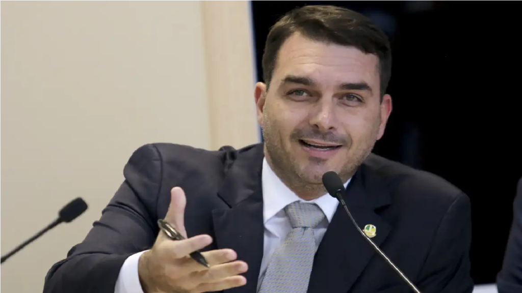 Flávio reage ao recuo do governo sobre Pix: "Por isso, atual desgoverno e os falsos defensores da democracia querem censurar as redes sociais"
