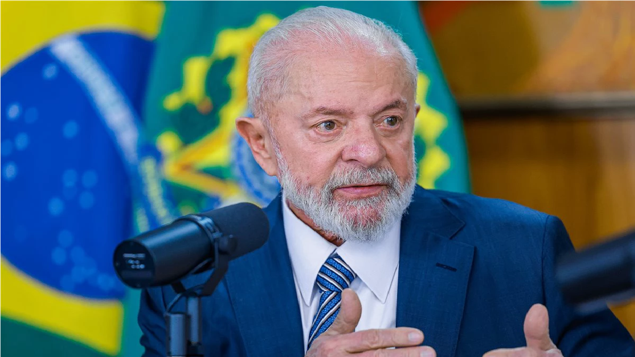 Lula sanciona projeto que restringe uso de celulares nas escolas