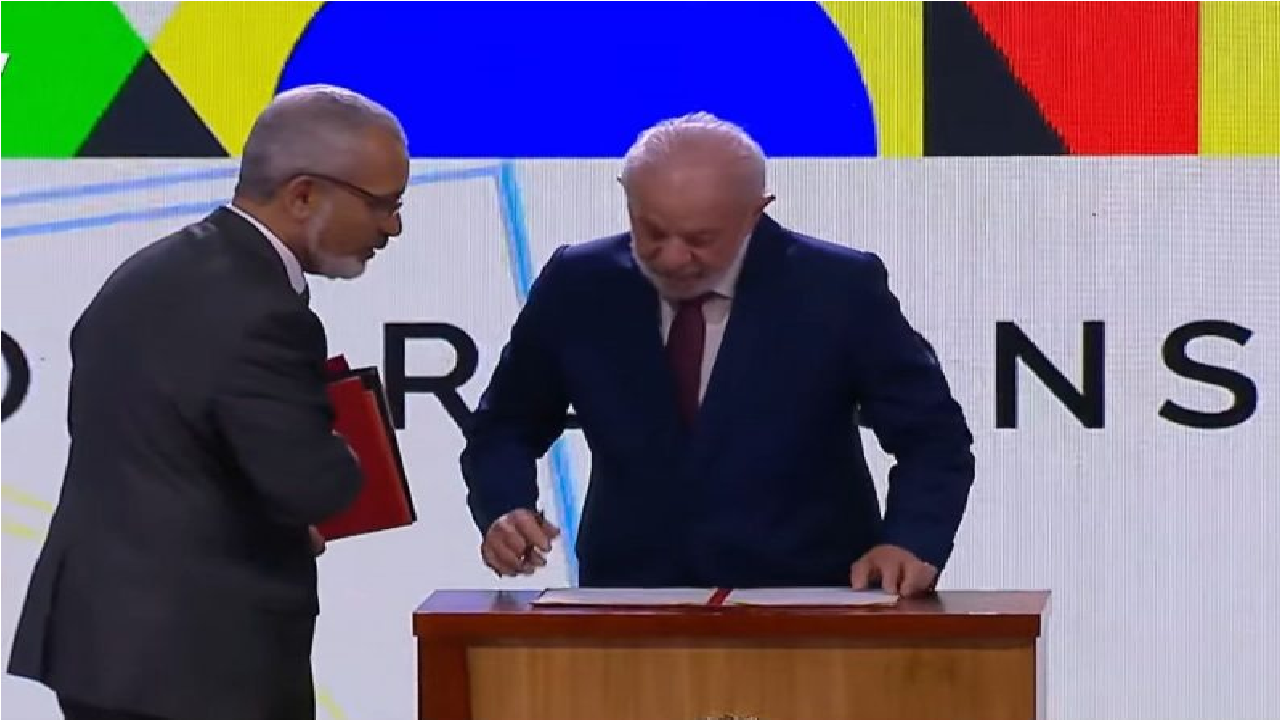 Lula assina antecipação do 13º para aposentados e pensionistas do INSS